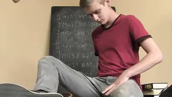 Slim twink massaging his feet and wanking offï»¿ on the desk