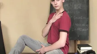 Slim twink massaging his feet and wanking offï»¿ on the desk