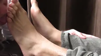 Sexy hunk Tino getting a hot foott massage and toes licked