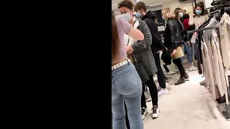 Hermosa jovencita nalgona comprando en el mall