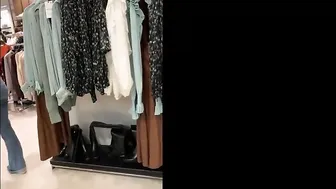Hermosa jovencita nalgona comprando en el mall