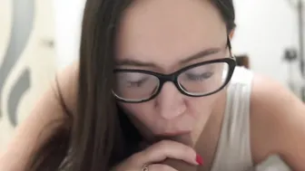 Nerdy chick shows off her cock-pleasing skills