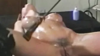 Oily Yvonne spreading dyke pussy with tongue and toys