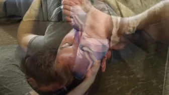 Feet loving homo gives head after worshiping the chubby bear