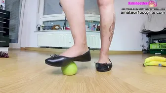 Hamburger fruit crushing high heels ballerinas barefoot
