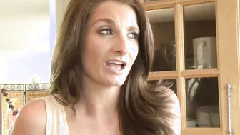 SEXY MOMMA - Silvia Eats Step Daughter Lucys Twat
