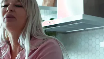 SEXY MOMMA - London and Annie Eat Each Other for Dinner
