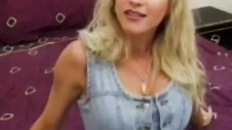 Amateur bimbo with big tits plays with her snatch solo