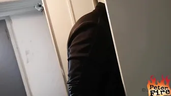 Customer seduces craftsman