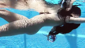 Andreina De Luxe swims nude and gorgeous into the pool