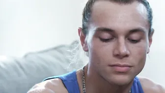 Young stud Johnny Moon seduces older jock Pierce Paris for bareback fuck