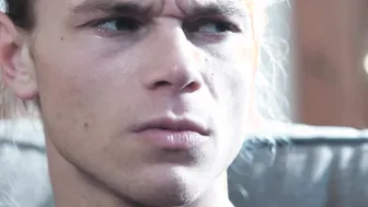 Young stud Johnny Moon seduces older jock Pierce Paris for bareback fuck