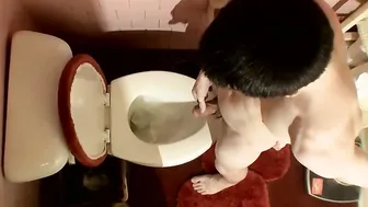 Devin Reynolds grabs his cock and unloads in the toilet|