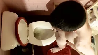 Devin Reynolds grabs his cock and unloads in the toilet|
