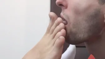 Freaky dude got his feet licked and worshiped while wanking