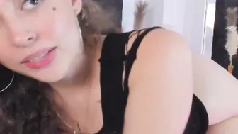 Curly Hair Cam Babe Playing Her Wet Cunt