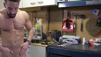Tool porn video – Stud knows what to do with his giant tool when he is bored