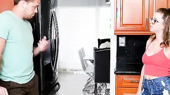 Willow Winters fucking inside the floor with her glasses