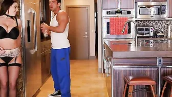 Deepthroating porn video – Angela White fucking into the kitchen with her bubble booty