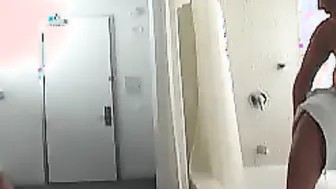 Bad women Sara Jay fucking into the bathtub with her gigantic butt