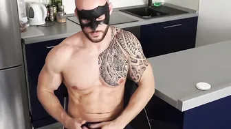 Tattooed muscle guy David Boss jacking it well until cumshot