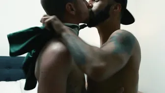 Inked twink Ryan Jordan deepthroats handsome bigdicked Romeo Davis