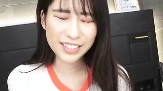 Hitomi Kanzaki is back and shows us her oral sex talent