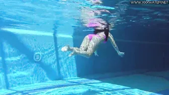 Jessica Lincoln swims Bombshell nude inside the pool