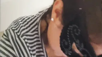 Mamma italiana spompina un ragazzo mentre il cornuto lavora