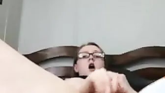Nerdy Chick fucks her wet pussy on webcam