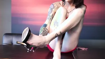 Tattooed shemale plays with her sexy feet and masturbates