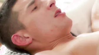 Cute twink Trevor Harris first time bareback with handsome Johnny Hunter