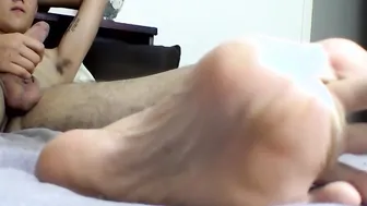 Leo jacks off and explode his creamy cum into his foot