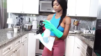 Ebony bombshell Sarai Minx tidies up for hardcore riding