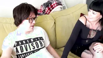 Tattooed emo Cleo Summers blows nerdy dick in fishnets