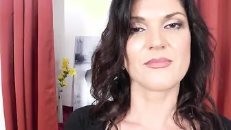 Mat porn video – This naughty MILF loves to play with her shaved pussy