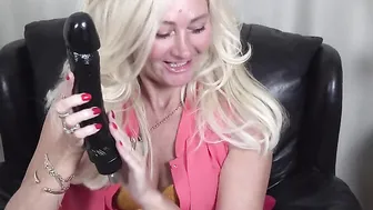 Hairy Ellen B loves to fool around with her fuckmachine