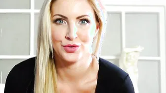 British Georgie Lyall fingering herself