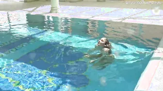 hot US blondie Lindsay Cruz swims nude inside the pool