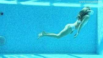 Hot US blondie Lindsay Cruz swims nude inside the pool