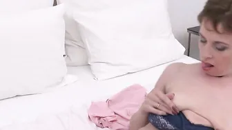 Naughty housewife fisting herself
