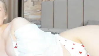 White Babe Horny Fuck Her Pussy