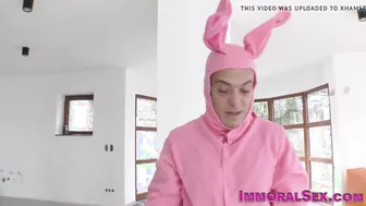Live performance blonde gets anally banged into POV