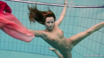 Brunette babe Silvie becomes a sensation in the pool