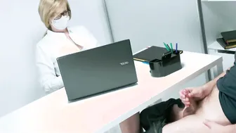 Dopo il lavoro la segretaria sega con i piedini il